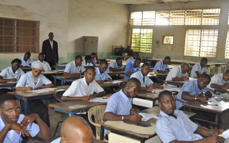 Lancement des Epreuves des Examens de sortie des écoles Nationales Techniques et Professionnelles, dans 67 centres d’examens repartis sur toute l’étendue du territoire national, avec 18.320 candidats dont 9.984 filles soit 54,49%. 1 Etudiant en formation professionnel
