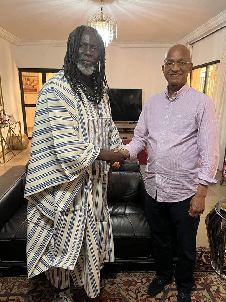 4 Le Président de L'UFDG à reçu cet après-midi, à son domicile, l'artiste regaeman Tiken Jah Fakoly