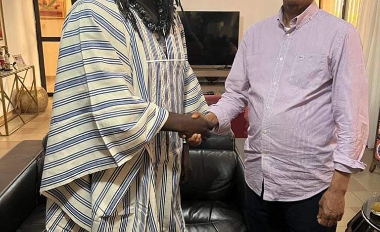 Le Président de L'UFDG à reçu cet après-midi, à son domicile, l'artiste regaeman Tiken Jah Fakoly 3 Le Président de L'UFDG à reçu cet après-midi, à son domicile, l'artiste regaeman Tiken Jah Fakoly