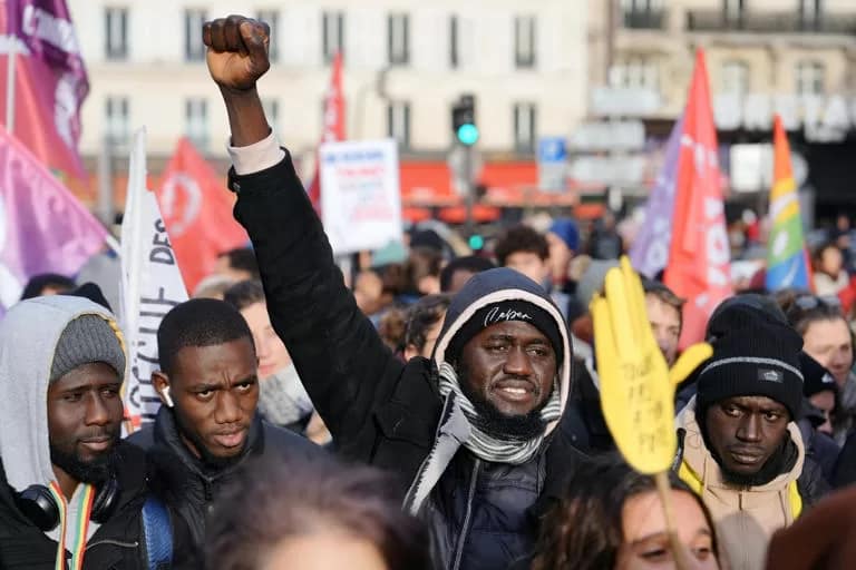 Manifestation à Paris contre la loi immigration © AFP