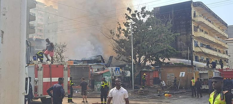 2 URGENT – Incendie dans un dépôt de produits pétroliers à Kaloum