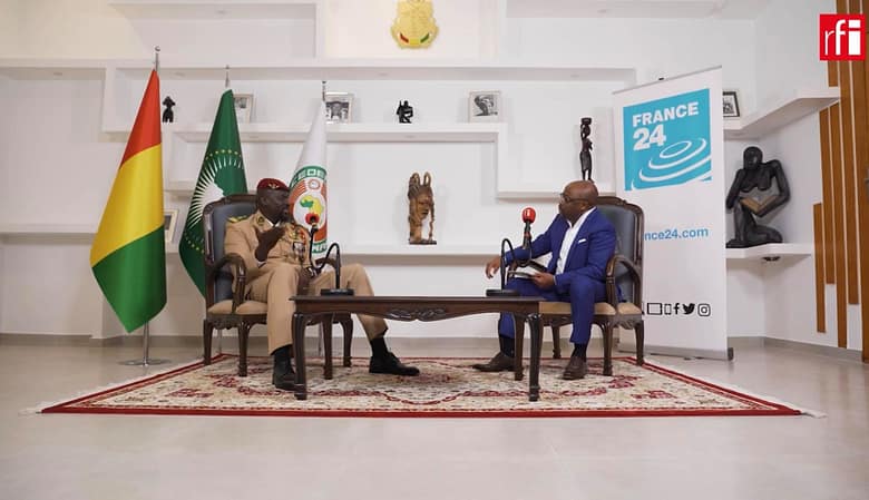 4 Le colonel Mamadi Doumbouya et Alain Foka