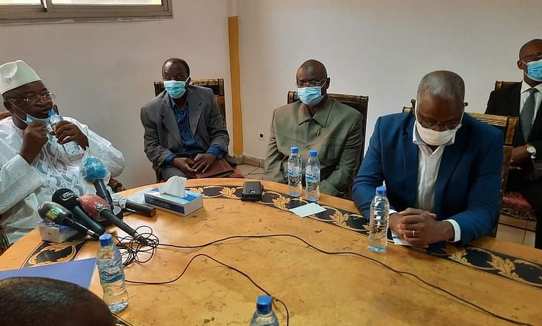 Le Chef de l'opposition et son cabinet ont tenu une visioconférence avec Eddie Komboigo du Burkina pour échanger sur les situations respectives de nos deux Etats. 1 Mamadou Sylla et son cabinet