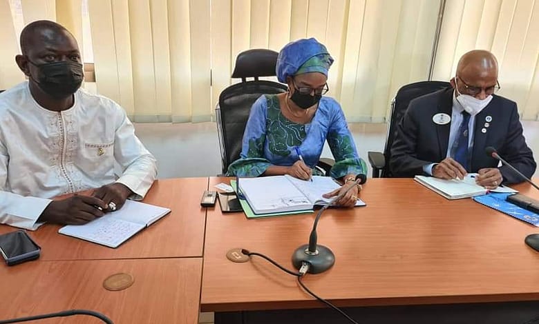 Une délégation du Lions Clubs Guinée conduite par le gouverneur du district 403A1 Monsieur Abou Tall a été reçue par la Ministre de la jeunesse et de l’emploi des jeunes Madame Assiatou Baldé. 1 FB IMG 1619793965341