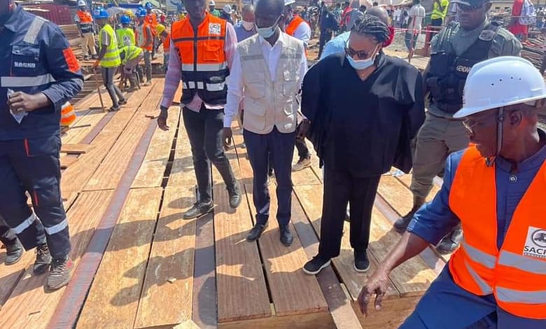 La Ministre des Travaux Publics, Madame Kadiatou Diaby, accompagnée des cadres de son département, a effectué une visite sur les chantiers de la reconstruction du Pont de KAPORO 3 FB IMG 1624912112026