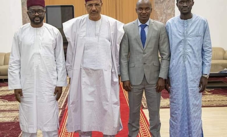 NIGER /NIAMEY: Le Président de la République, Chef de l’Etat, SEM Mohamed Bazoum a reçu le jeudi 21 octobre 2021, au Palais de la Présidence, une délégation de la société civile Guinéenne du Front National pour la Défense de la Constitution (FNDC). 1 FB IMG 1634843713903
