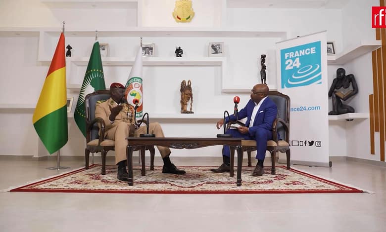 Le colonel Mamadi Doumbouya et Alain Foka
