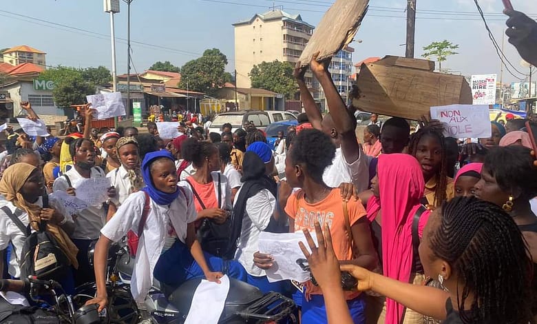 Un groupe d’élèves était devant le siège du #HadafoMedias pour dénoncer les violences sexuelles 1 FB IMG 1639061523285