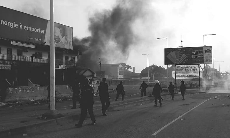 Urgent : dans un tourbillon de grenade lacrymogène, le président du #FCBoycottOrange se fait arrêter 1 un tourbillon de grenade lacrymogène
