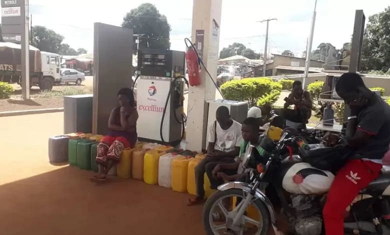 crise de carburant estation dessance jpg