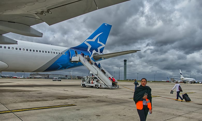 Acceptez-vous de rentrer en Afrique contre 30 000€ ? 1 woman walking inside airport near airplane