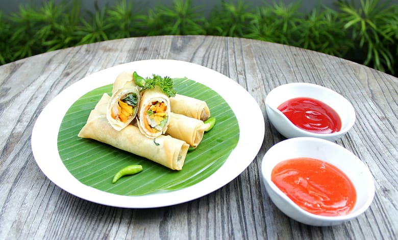 Alimentation et santé : Que manger pour tenir toute la journée sans fatigue pendant le Ramadan ? 1 a plate of food on a wooden table