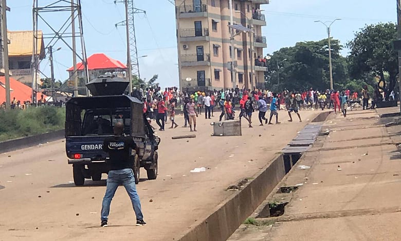 Guinée : Mamadi Doumbouya militarise le ciel avec son Escadron de drones – Innovation sécuritaire ou nouveau levier de surveillance politique 1 Manifestation sur laxe