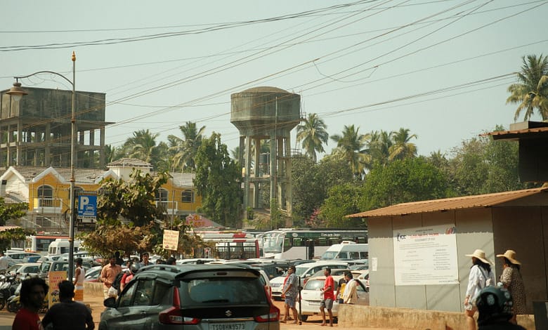 Immobilier abordable en Guinée : top 5 des opportunités à petit budget 1 a bunch of cars that are parked in the street