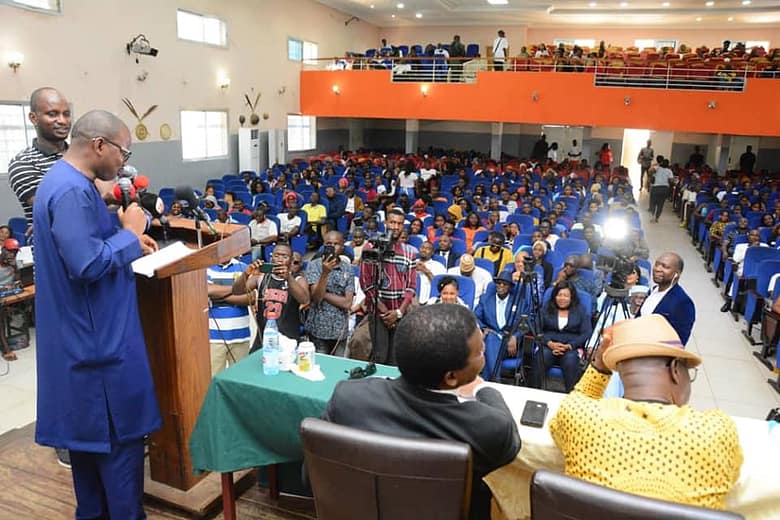 2 Dr. Dansa Kourouma face aux étudiants