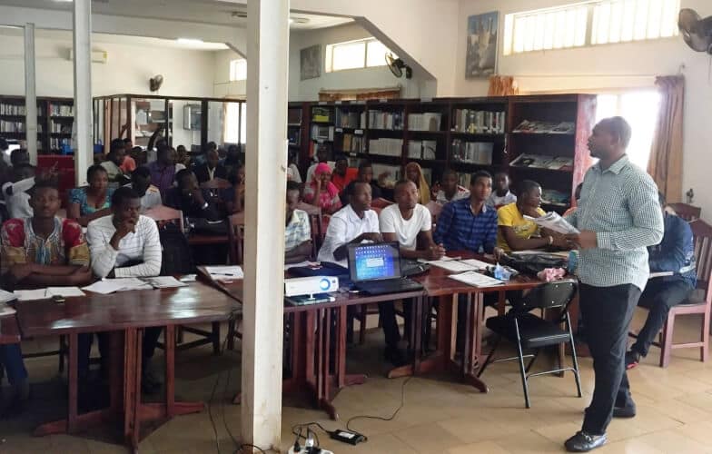 L'ambassade américaine à Conakry a une bibliothèque américaine à Sonfonia, à l'Université Général Lansana Conté, où les étudiants peuvent emprunter des livres et faire des recherches. Pendant l'été, des cours d'anglais y sont organisés trois jours par semaine, à raison de quatre heures par jour. Cinquante-cinq étudiants, débutants en anglais, participent à ces cours. A la rentrée prochaine, les cours se développeront pour couvrir six niveaux différents de compétences en langue anglaise.