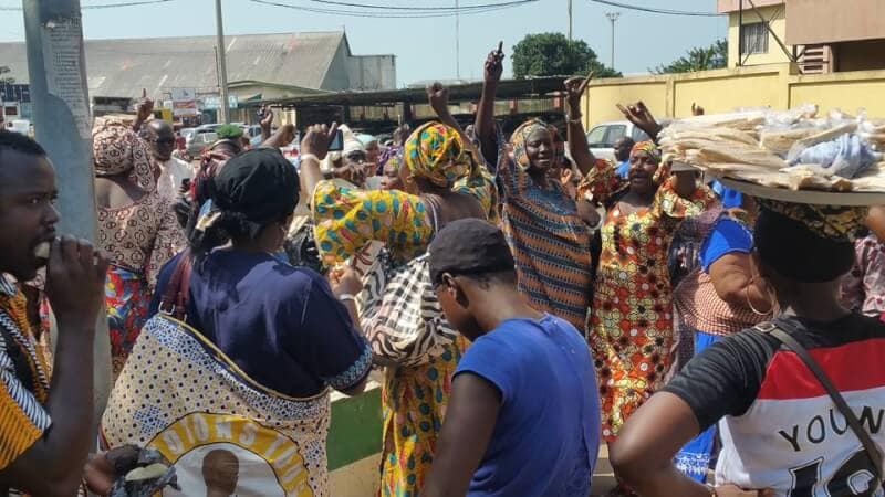manifestations-de-colere-des-femmes-mareyeuses-contre-le-ministre-de-la-peche-de-guinee