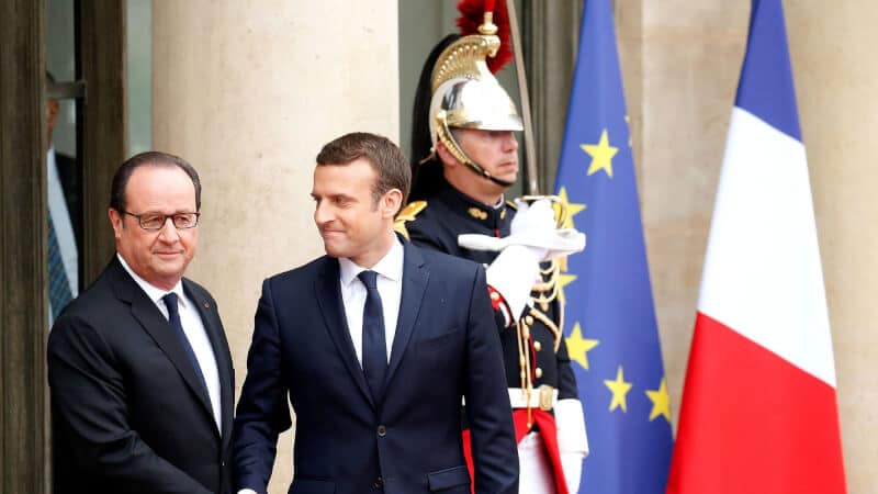 le-president-francois-hollande-accueille-le-president-elu-emmanuel-macron-a-l-elysee-pour-la-ceremonie-de-passation-de-pouvoir
