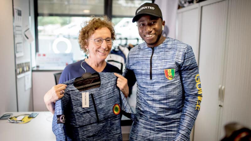 Visite de la Ministre du travail qui félicite Facinated, la promotion des tissus et du travail artisanal local