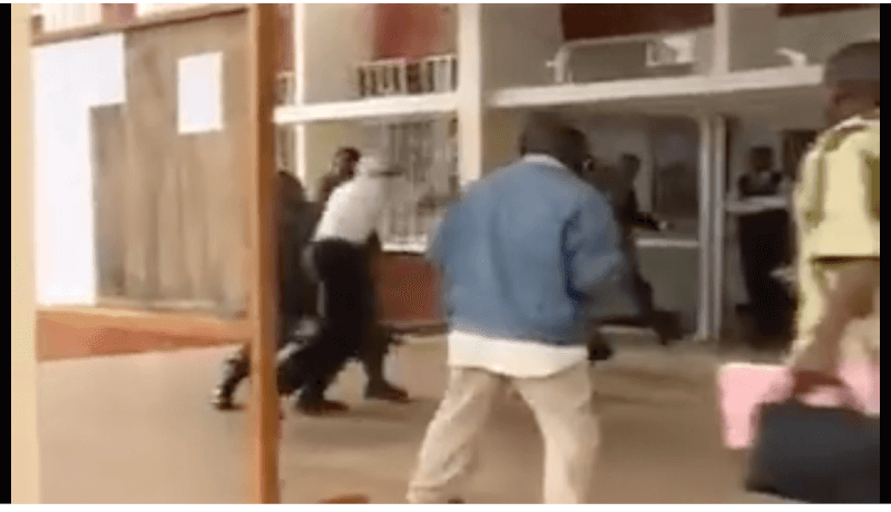 un journaliste battue par des militaire