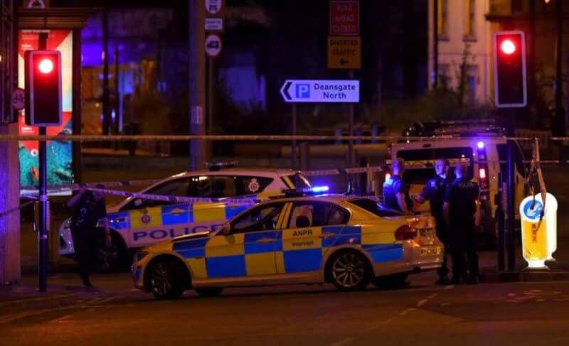 Des-voitures-de-police-bouclent-le-quartier-pres-du-concert-d-ariana-grande-a-manchester-photo-afp