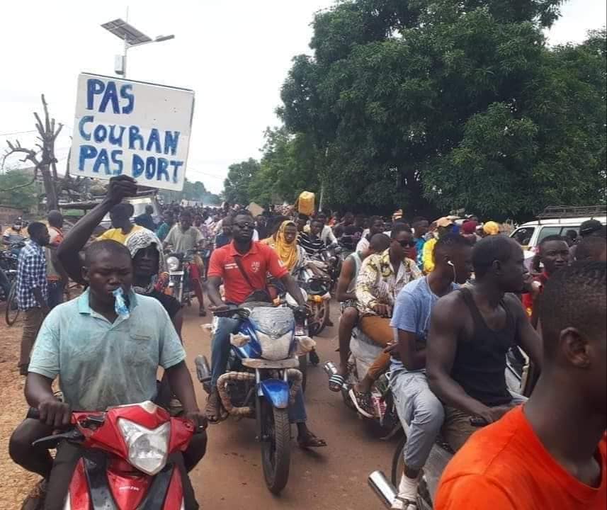 Kankan pas courant pas dormi manifestation à kankan contre le manque de courant