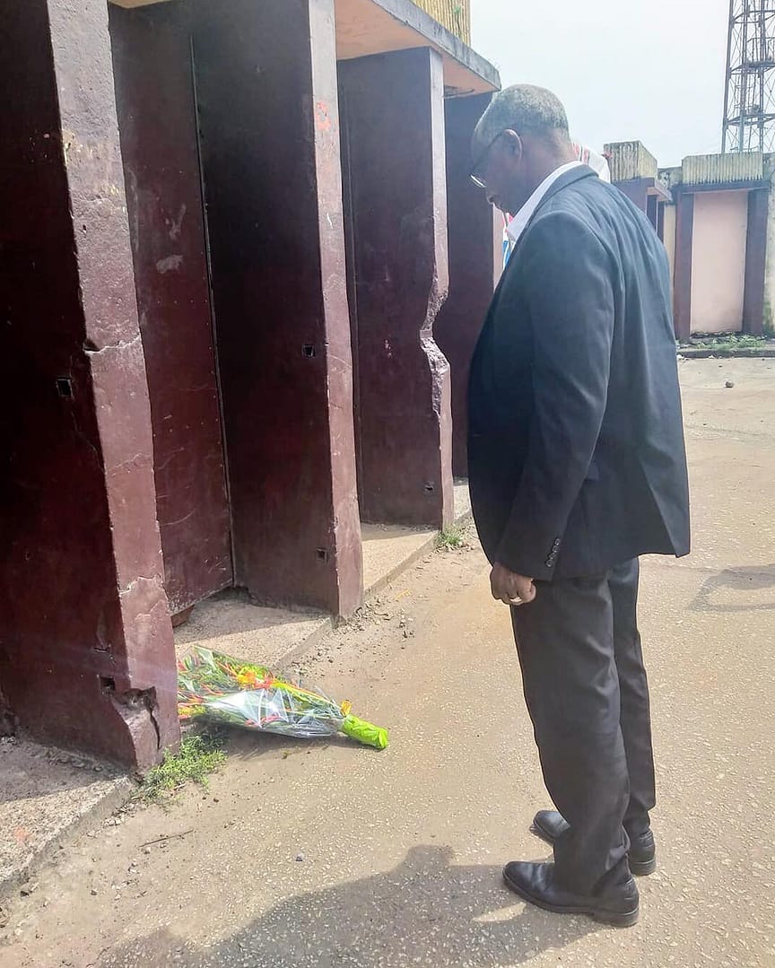 Bah Oury dépôt de gerbe de fleurs à l'entrée du stade.