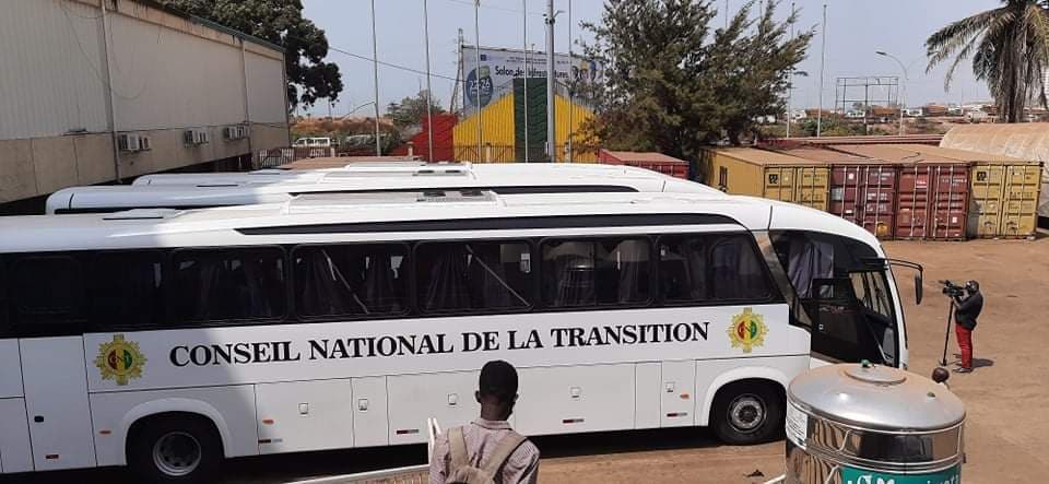 Le CNRD et son président Colonel Mamadi Doumbouya mettent trois bus à la disposition des conseillers du CNT