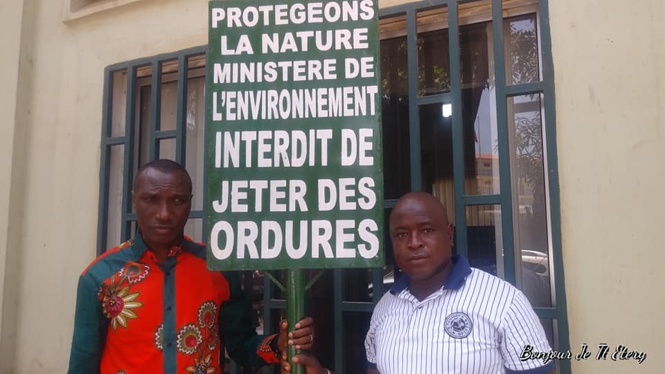 REMISE DE PANNEAUX EDUCATIFS AU MINISTERE DE L’ENVIRONNEMENT DES EAUX ET FORETS