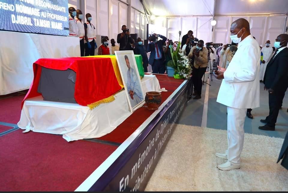 Pr. Alpha CONDÉ se recueille sur la dépouille mortelle du Pr. Naine