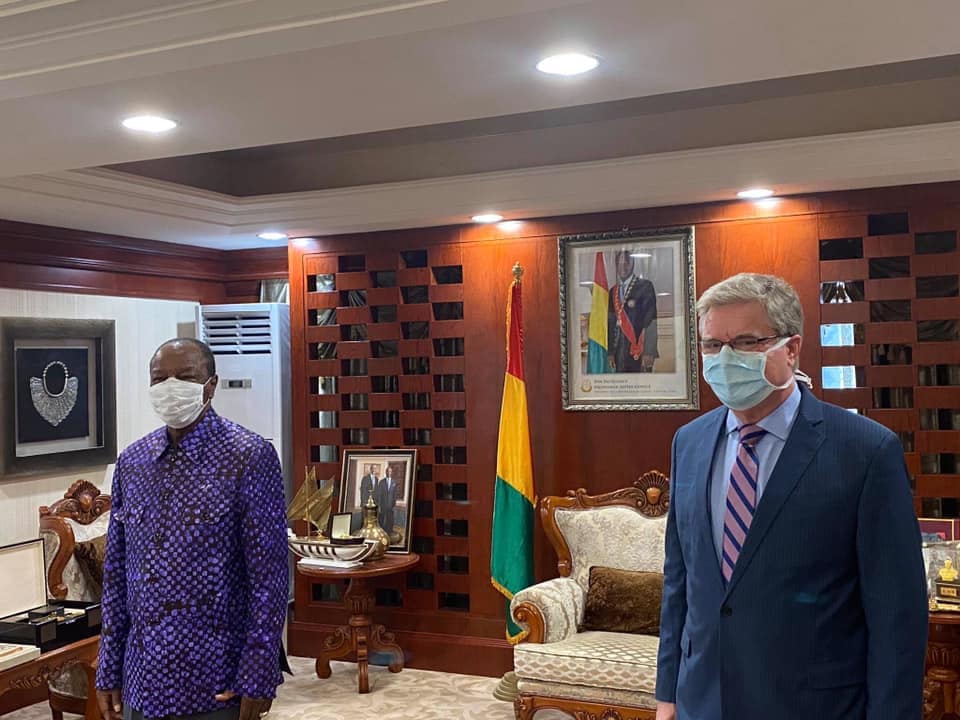 Sèkhoutouréyah, mardi 14 avril 2020 : Pr Alpha CONDÉ reçoit l’ambassadeur des États-Unis d’Amérique en Guinée
