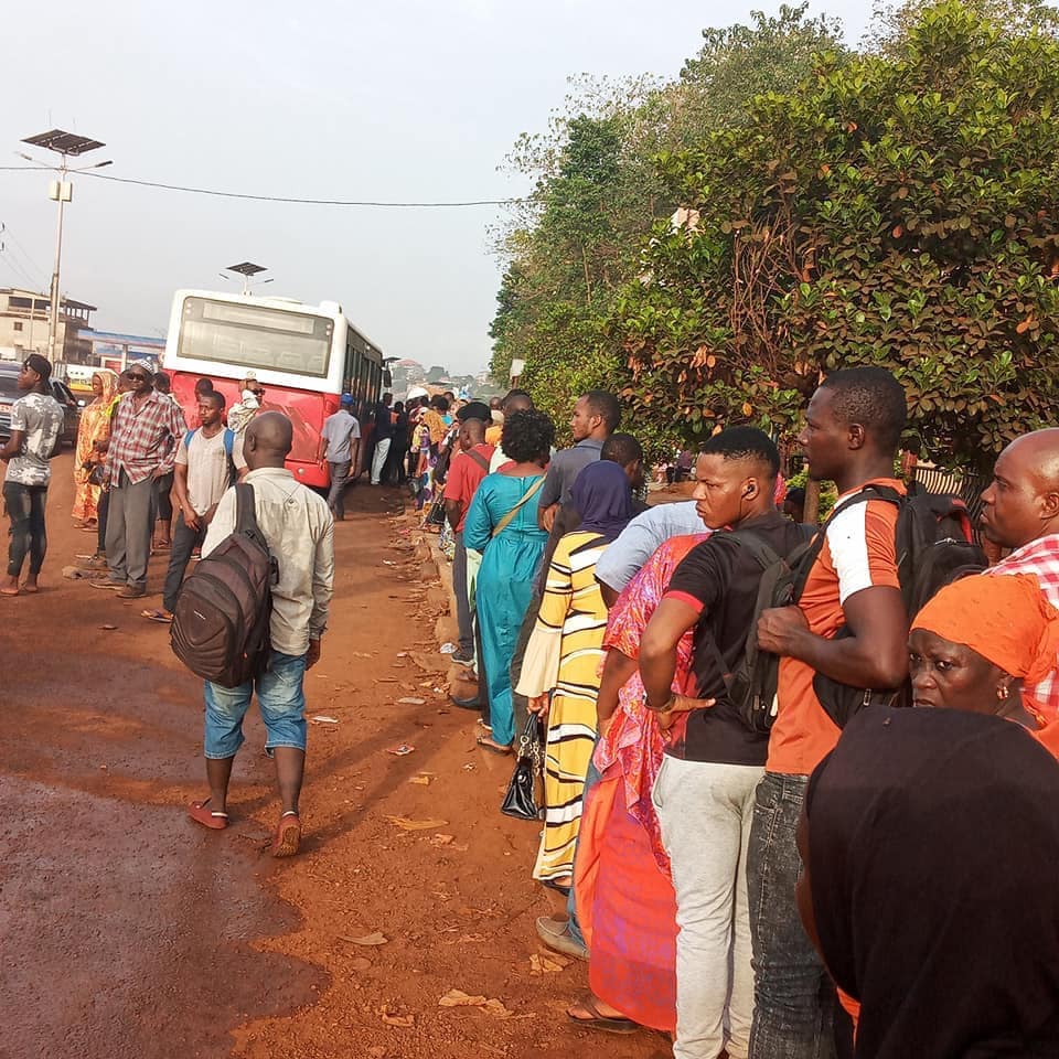 Quand COVID-19 met à nu, la politique de transport publique de Alpha Condé