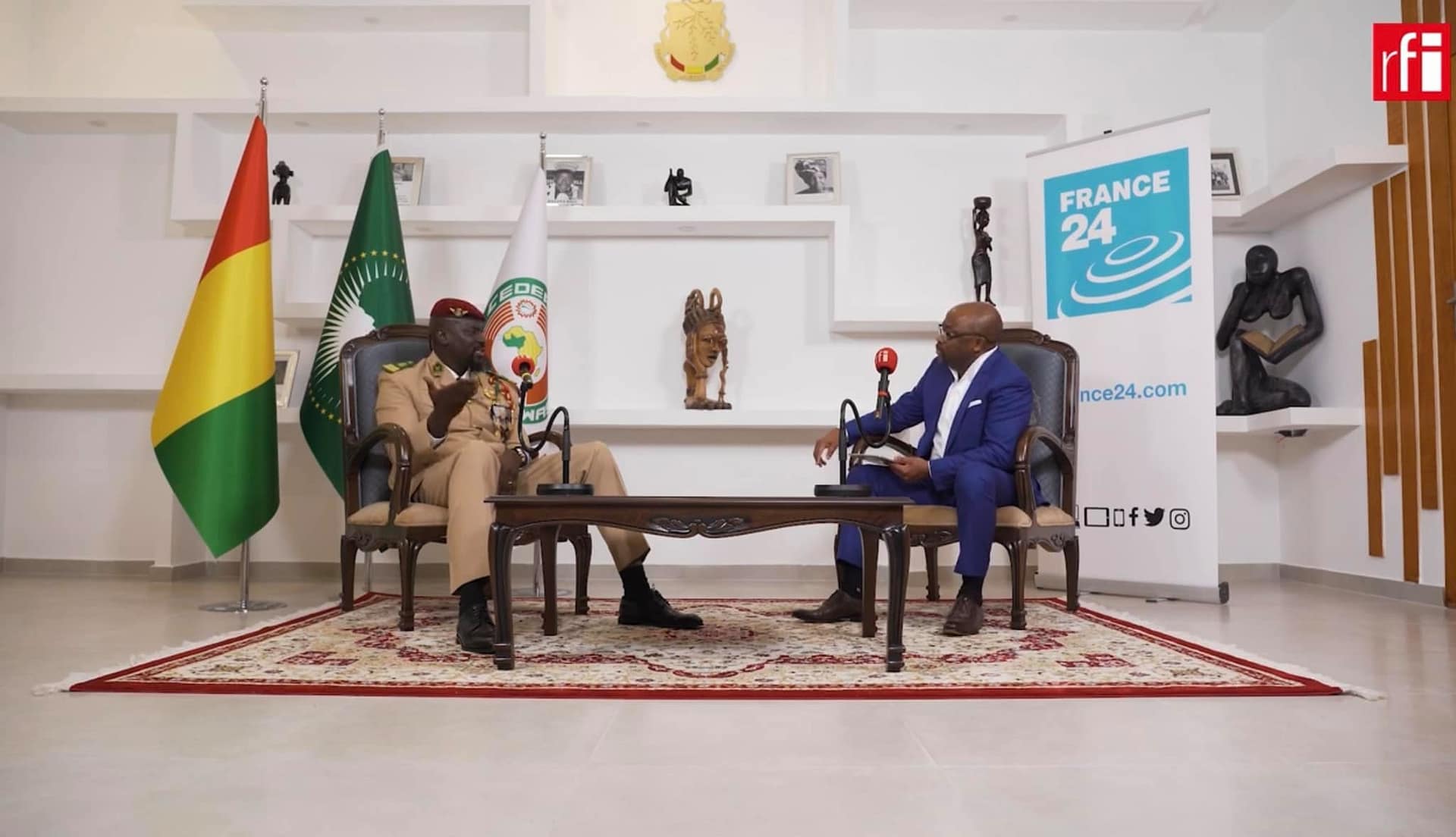 Le colonel Mamadi Doumbouya et Alain Foka