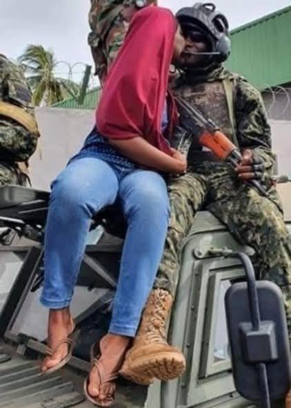 Une fille embrasse un militaire des forces spéciales GN