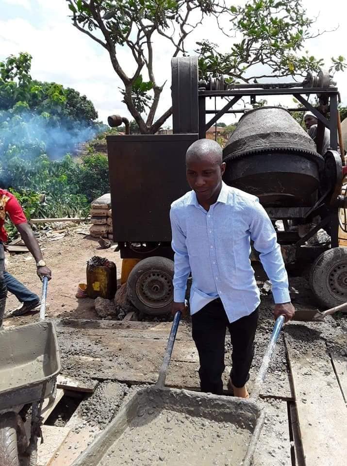 7 Le maire de la CU de Labé , et son équipe étaient sur le pont de Manga Labe
