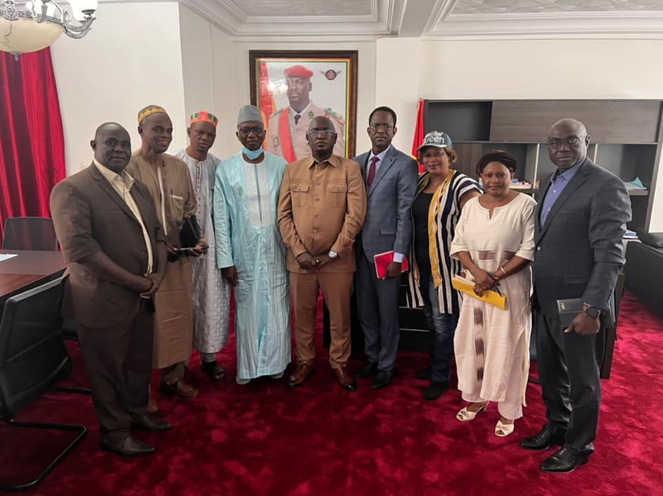 4 le Ministre Guillaume rencontre les fondateurs d'écoles.