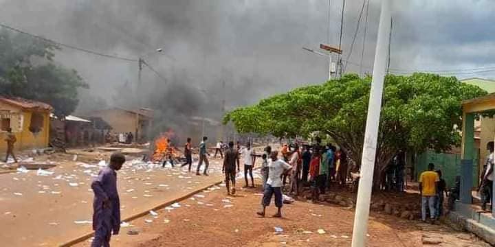 4 Dinguiraye des jeunes en colère ont mis le feu sur le bâtiment de la gendarmerie
