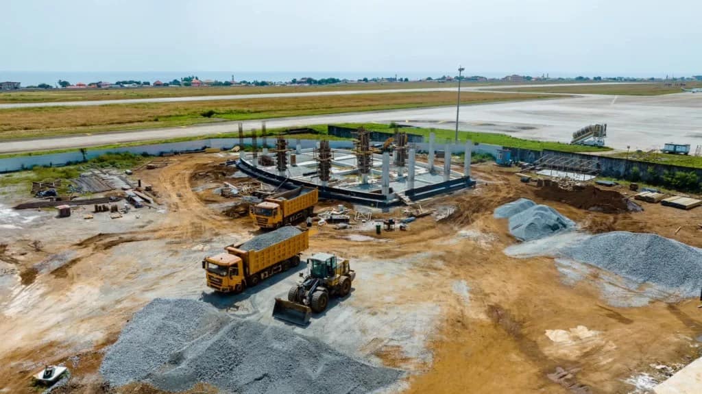 4 Aeroport AST